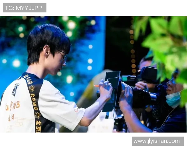 北京WB暖阳下的温暖故事与人们的美好生活瞬间 北京WB暖阳下的温暖故事与人们的美好生活瞬间